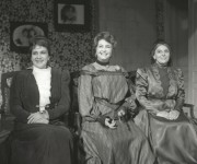 ЯРИНА ІВАНІВНА (праворуч)
«Діти Ванюшина» С. Найдьонова.
У сцені задіяні: І. Буніна, Л. Глаз.
1970 р.