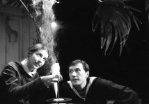 «Бумажный патефон» А.Червинского. 1984 год.
Сцена. Виктория – Т. Назарова, Семен – Л. Титов.