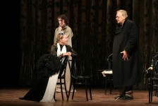 «Насмешливое моё счастье» Л. Малюгина. 2003 год.
В сцене заняты: Л. Кадочникова, Н. Доля, В. Езепов.