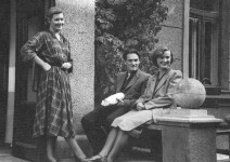 И.Павлова на легендарном крылечке  
Театра им. Леси Украинки. 
Киев. 1950-е гг.