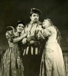 АНТИФОЛ (у центрі)
«Комедія помилок» В.Шекспіра. 1959 р.
У сцені задіяні: Г.Ніколаєва, О.Овчаренко.
