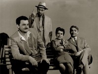 ДЕРЖАВІН (праворуч)
«Друзі та роки» Л.Зоріна. 1962 р.
У сцені задіяні: Ю.Мажуга, С.Филимонов, О.Смолярова. 
