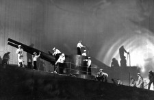 «Розлом» Б.Лавреньова. 1967 р.
Сценографія і костюми М.Улановського.
Сцена з вистави.