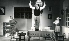 «Тоот та інші» І.Еркеня. 1979 р.
Сценографія і костюми М.Улановського.
Сцена з вистави.
Задіяні: І.Буніна, Ю. Мажуга, О.Мелешкіна.