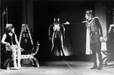 «Снігова королева» Є.Шварца. 1981 р.
Сценографія і костюми М.Улановського.
Сцена з вистави.
Задіяні: І.Подошек – Герда. О.Комаров – Король.