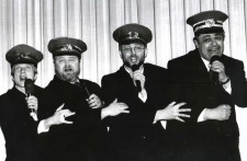 ДЖІНО (другий праворуч)
«Банківські службовці страшенно темпераментні…»
І.Тердзолі, Е.Вайме. 1997 рік.
У сцені задіяні: А.Мухарський, С.Озіряний, О.Бондаренко.