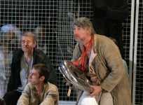 ПАЦІЄНТ-МУЗИКА
«Марат/Сад» П.Вайса. 2008 рік.
У сцені задіяні: О.Комаров, М.Нікітін.