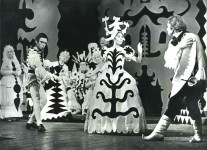 СОВЕТНИК (слева)
«Храбрый портняжка» А.Кобзевой, А.Лёвушкина. 1974 г.
В сцене (на первом плане) заняты:
О.Мелешкина, Б.Вознюк.