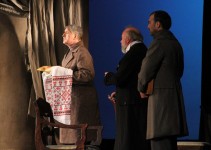 ЄГОР КАРТАШОВ (ліворуч)
«Нахлібник» І.Тургенєва. 2013 р.
У сцені задіяні:
В. Алдошин, П. Кильницький.
