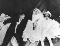 БАТЬКО НАРЕЧЕНОЇ (ліворуч)
«Криваве весілля» Ф.-Г.Лорки. 1988 р.
У сцені задіяні: Н. Кондратовська, Л. Погорєлова, О. Ісаєв.
