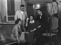 ОЛЕКСІЙ АВЕРІН (ліворуч)
«У добрий час» В.Розова. 1955 р. 
У сцені задіяні: Г.Пекарська, К.Богданова,  
А.Решетніков.
