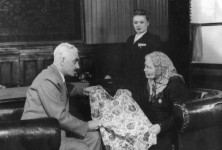 СТЕПАНЯН
«Світанок над Москвою» А.Сурова. 1951 р.
У сцені задіяні: О.Смирнова, Л.Карташова.
