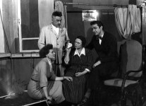 АНАСТАСІЯ ЄФРЕМІВНА (друга праворуч)
«На добру годину!» В.Розова. 1955 р.
У сцені задіяні: Г.Пекарська, Ю.Лавров, А.Решетников.
