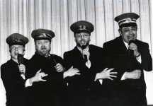 ЛУЇДЖІ (перший праворуч)
«Банківські службовці страшенно темпераментні…» 
І.Тердзолі, Е.Вайме. 1997 р.
У сцені задіяні: А. Мухарський, С. Озіряний, О. Замятін.
