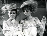 ГВЕНДОЛЕН (ліворуч)
«Як важливо бути серйозним» О.Вайлда. 1976 рік.
Н. Ковязіна – Сесілі.