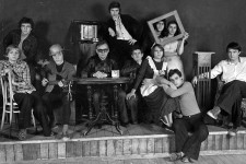 Нижерадзе Н. (вторая справа, с рамой)
Первые шаги на сцене. ГИТИС. Мастерская О.Табакова. 1980 г.