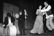 Н.Нижерадзе и В.Сарайкин (справа)
в спектакле «Любовь под вязами» Ю.О’Нила. 1982 г.
Киевский театр драмы и комедии.