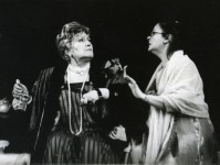 МЭЙ (справа)
«Кошка на раскаленной крыше» Т.Уильямса. 1998 г. 
А. Смолярова – Ида Поллит.