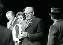 КОЛОМНИКОВ (в центре)
«Прошу занести в стенограмму» Р.Феденёва. 1981 г. 
В сцене заняты: Н. Досенко, А. Смолярова. 
