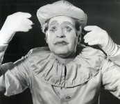 БОМ
(у костюмі клоуна)
«Інтерв’ю в Буенос-Айресі» Г.Боровика. 1975 р.