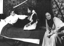  АГРИПИНА СОЛНЦЄВА (праворуч)
«Світанок над Москвою» А.Сурова. 1951 р. 
У сцені задіяні: О. Смирнова, М. Швідлер.
