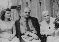 Г. Будиліна, В. Халатов, Л. Карташова
на ґанку Театру ім. Лесі Українки.
1960-ті роки.
