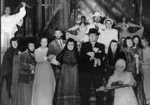 СТАРА (ліворуч)
«Криваве весілля» Ф.-Г.Лорки. 1988 р. 
Сцена з вистави.
