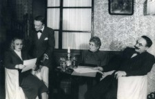 КУПЕРТ (справа)
«Жизнь начинается снова» В.Собко. 1950 г. 
В сцене заняты: А. Климова, С. Петров, Л. Карташова.
