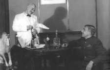 ОФИЦАНТ (слева)
«Потерянный дом» С.Михалкова. 1951 г. 
Ю. Лавров – Устинов.