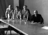 ПРЕДСТАВИТЕЛЬ
от общественных организаций (справа)
«Кто за ? Кто против?» П.Загребельного. 1965 г.
Сцена из спектакля.
