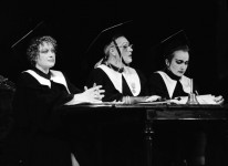 ПЕРВАЯ  ЗАСЕДАТЕЛЬНИЦА (слева)
«Генералы в юбках» Ж.Ануя. 1993 г. 
В сцене заняты: М. Резниченко, Е. Стефанская.
