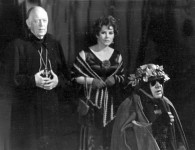 СВЯЩЕНИК ТОМАЙ (ліворуч)
«Майор Тоот та інші» І.Еркеня. 1979 р.
У сцені задіяні: Г. Будиліна, Ю. Мажуга.