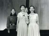 Ольга Когут  (у центрі) у виставі-концерті
«Кохання та війна» («Сорокові, рокові…»). 2000 р. 
У сцені задіяні: Ю. Цивата,  А. Нестерова, С. Мельська.
