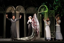 ШАРЛОТТА ІВАНІВНА (у центрі)
«Вишневий сад» А.Чехова. 2010 р. 
Сцена з вистави.
