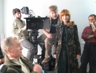 Ольга Когут на зйомках телефільму «Презумпція провини». 2007 р. 
Поруч: кінорежисер В.Крайнєв, оператор В.Запорожченко та ін. 
