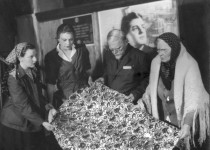 НІНА (друга ліворуч)
«Світанок над Москвою» А.Сурова. 
Сцена з вистави. 1951 р.
