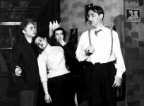 КОНСТАНЦА (друга праворуч)                 
«Брехня на довгих ногах» Е. Де Філіппо. 
У сцені задіяні: О. Таршин, М. Швідлер, В. Дуклер. 1956 р.  
