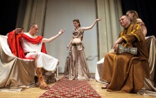  В. Кошель (справа) в спектакле
«Иоганна, жена Хусова» Леси Украинки.
КХАТ. 2012 г.
