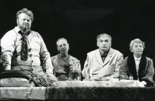 СТАРИЙ (другий праворуч)
«Розлучення по-російськи» Н.Птушкіної.
У сцені задіяні: С. Озіряний, І. Дука, А. Осинська. 1999 р.