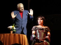 В. Шестопалов і Л. Кадочнікова у виставі-концерті
«Ледь-ледь мерехтить примарна сцена...
(Ювілей. Ювілей? Ювілей!)». 2011 р.