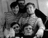 Л.Титов (ліворуч) під час учбової практики. 
«Лихо з розуму» О.Грибоєдова.
Малий театр. Москва. 1970 р.
