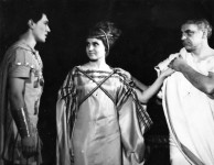 ЦЕЗАР (ліворуч)
«Антоній і Клеопатра». 1972 р.
Омський академічний театр драми. 
У сцені задіяні: В.Кануннікова, Н.Чонішвілі. 
