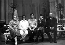 Після прем’єри вистави «Він і вона» Г.Кановичуса,  І.Фрідбергаса.
Л.Титов  (у центрі) – режисер і виконавець головної ролі. 
Будинок актора. Київ. 1985 р.
