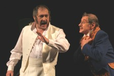 ГОРОДНИЧИЙ (ліворуч)
«Ревізор» М.Гоголя. 2008 р.
О. Комаров – Гібнер.
