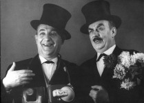 ТУДОРОС ПАРАЛАС (ліворуч)
«Потрібен брехун!» Д.Псафаса. 1963 р.
О. Таршин – Теофілос  Ферекіс. 
