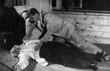 МАЙОР КАШТАНОВ (нагорі)
 «Особняк у провулку» Бр.Тур. 1949 р.
С. Петров – художник Каштанов.
