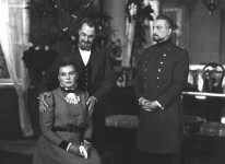 КУЛИГІН (у центрі)
«Три сестри» А.Чехова. 1955 р.
У сцені задіяні: Г. Пекарська, М. Бєлоусов.
