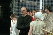 ЖАК РУ (у центрі)
«Марат/Сад» П.Вайса. 2008 р.
Сцена з вистави.
