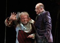 ЕСКАЛ (праворуч)
«Цинічна комедія» (за мотивами п’єси В.Шекспіра «Міра за міру»). 2012 р. 
С. Озіряний – Помпей.
