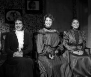 КУКАРНИКОВА  (в центре)
«Дети Ванюшина» С.Найдёнова. 1970 г. 
В сцене заняты:  И. Бунина, А. Пекарская.
